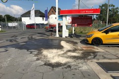 Bodenreinigung einer Tankstelle von ausgelaufenem Diesel