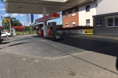 Bodenreinigung einer Tankstelle von ausgelaufenem Diesel